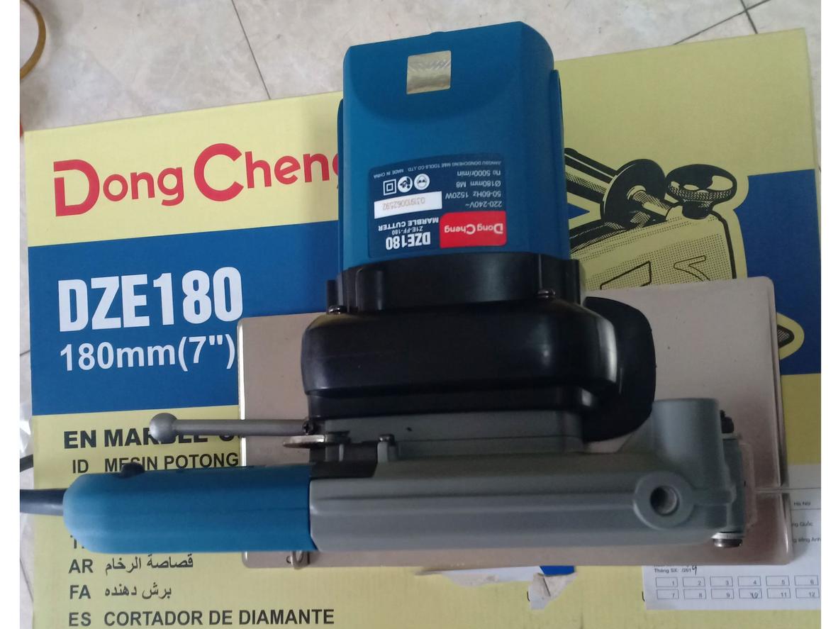 Mô tơ chổi than và thân máy chắc chắn — minh họa cấu tạo bên trong.