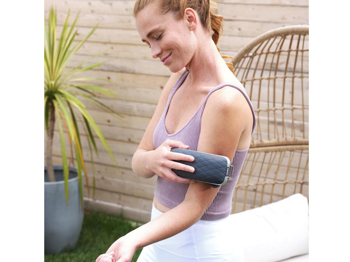 Nhiệt hồng ngoại trên Homedics NMS-685 giúp giãn cơ và tăng tuần hoàn.