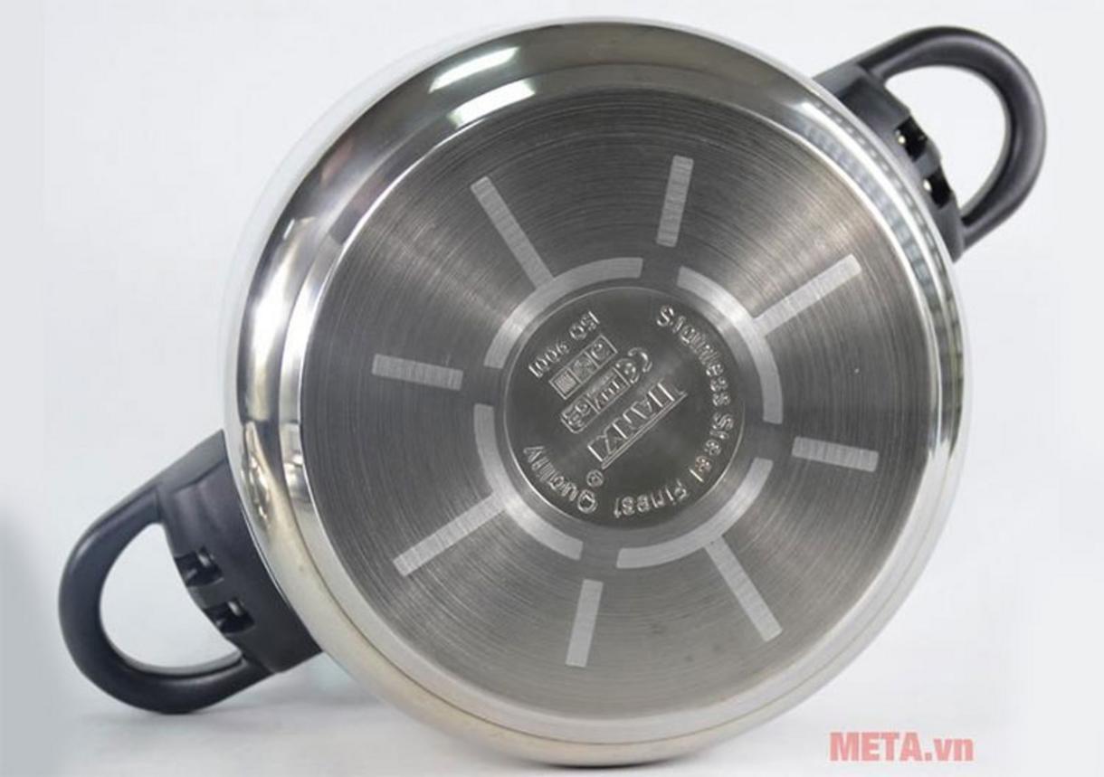 Đáy ghép 3 lớp cho nhiệt tản đều và dùng bếp từ