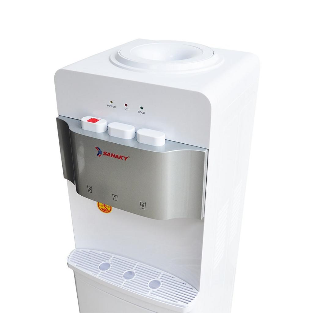 Nóng ~85–98°C — pha trà và cà phê nhanh chóng.