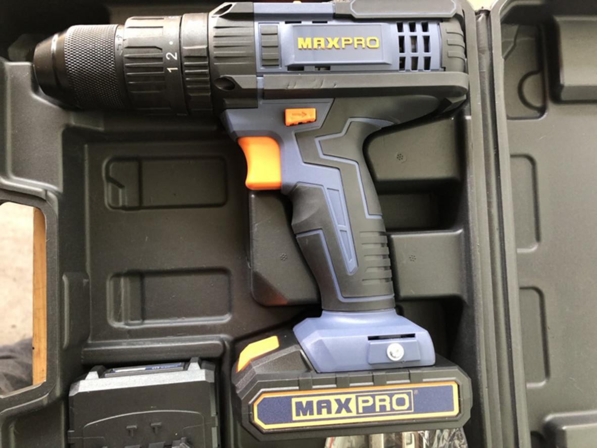 Bộ 2 pin Li-ion 18V/1.5Ah kèm theo — làm việc liên tục