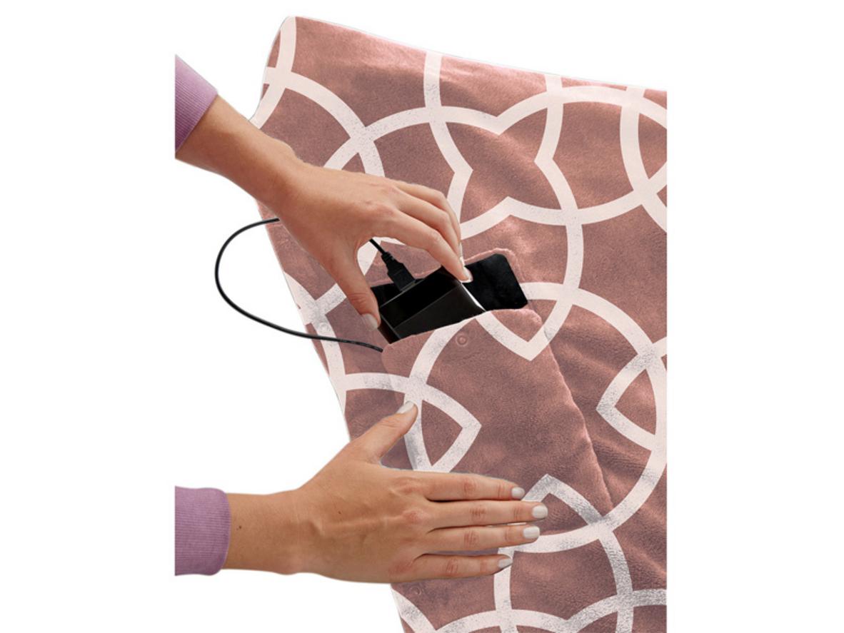 Pin sạc rời và cổng USB — sử dụng tiện lợi, không bị vướng dây.