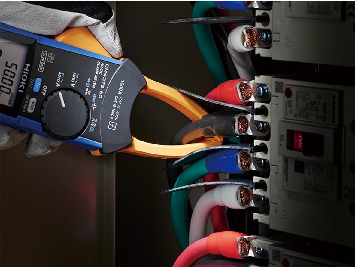 Gọng kìm 34 mm — dễ luồn vào kẹp cáp trong tủ điện.