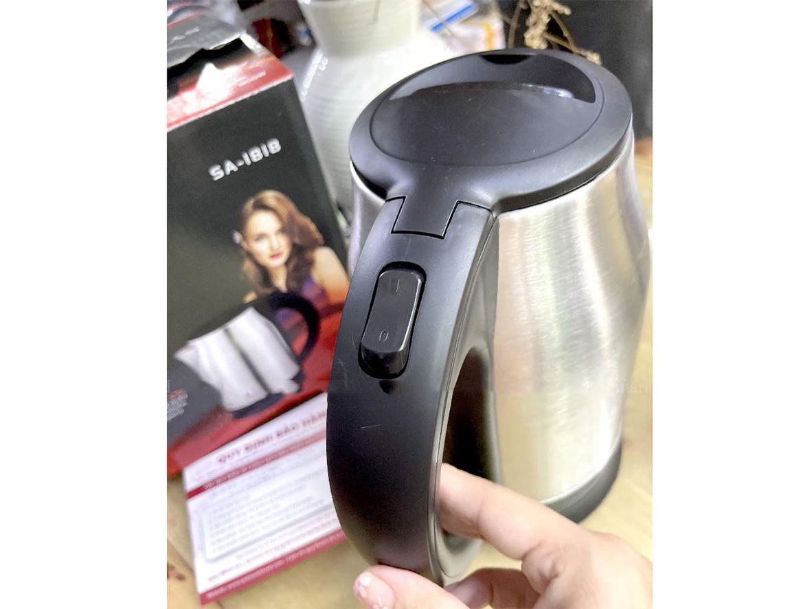 Ảnh chi tiết từng phần: ruột inox, đế xoay, nút bật.