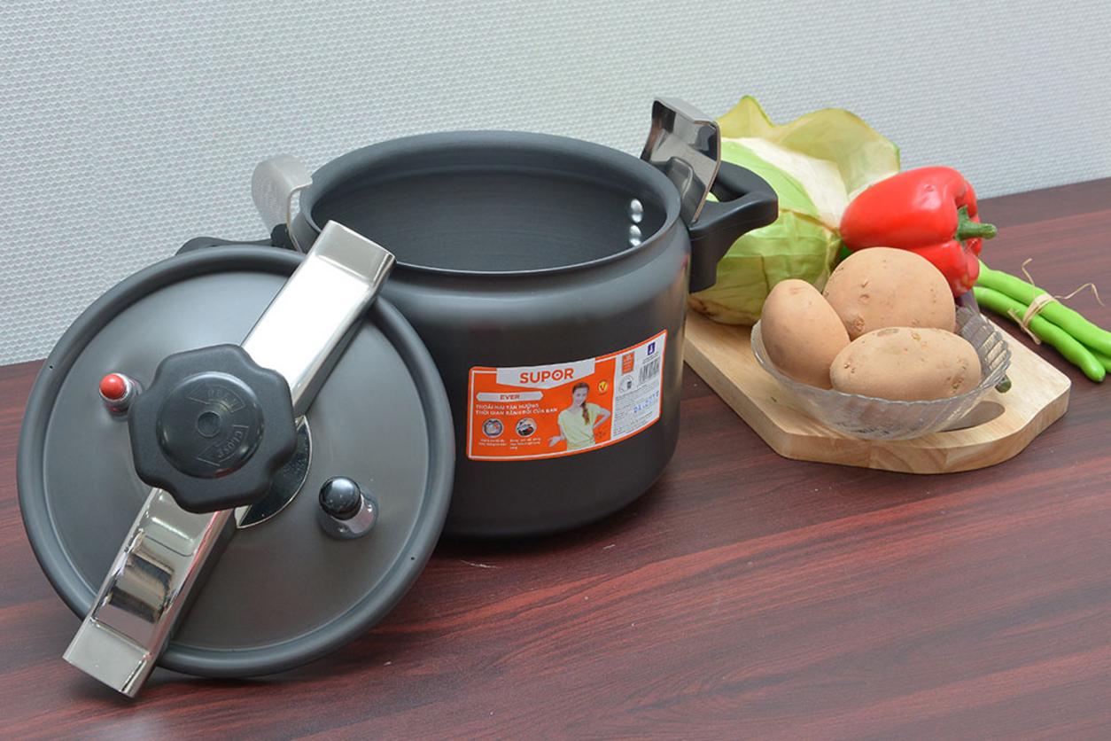 Tay cầm cách nhiệt & đáy lõm cho độ bền và tỏa nhiệt đều.