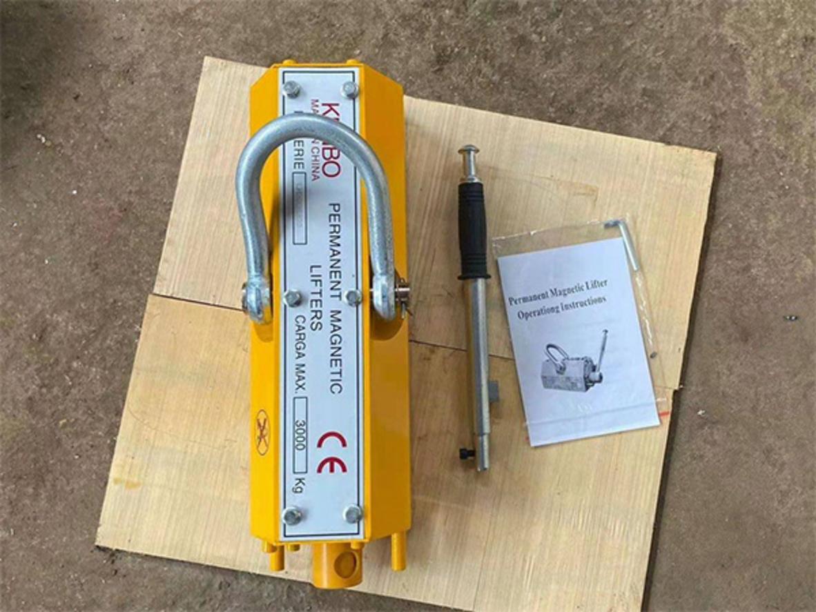 Tay gạt và chốt an toàn giúp thao tác chính xác.