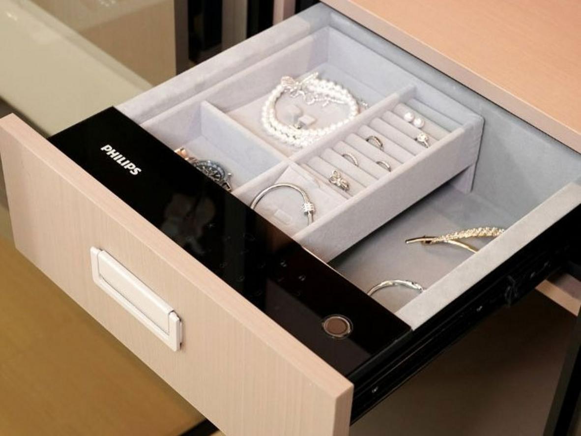 Thép hợp kim cường lực tạo rào chắn bảo mật cho đồ quý.