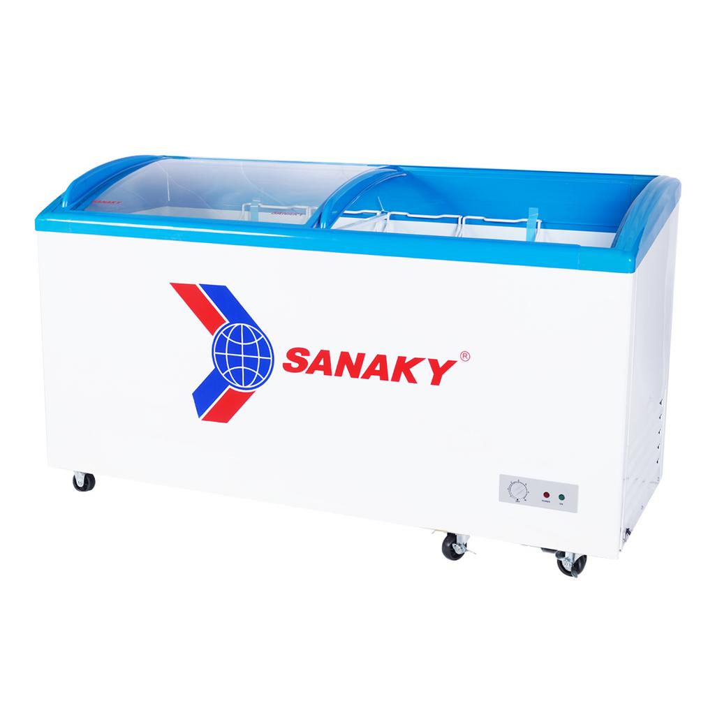 Kính cong 2 cánh tạo điểm nhấn trưng bày sản phẩm hấp dẫn và dễ quan sát khách hàng bằng ánh sáng tự nhiên từ cửa hàng (ảnh ứng dụng).","imagePrompt":"Close-up of the curved sliding glass doors showcasing colorful frozen products inside, with a shopkeeper arranging ice cream boxes.