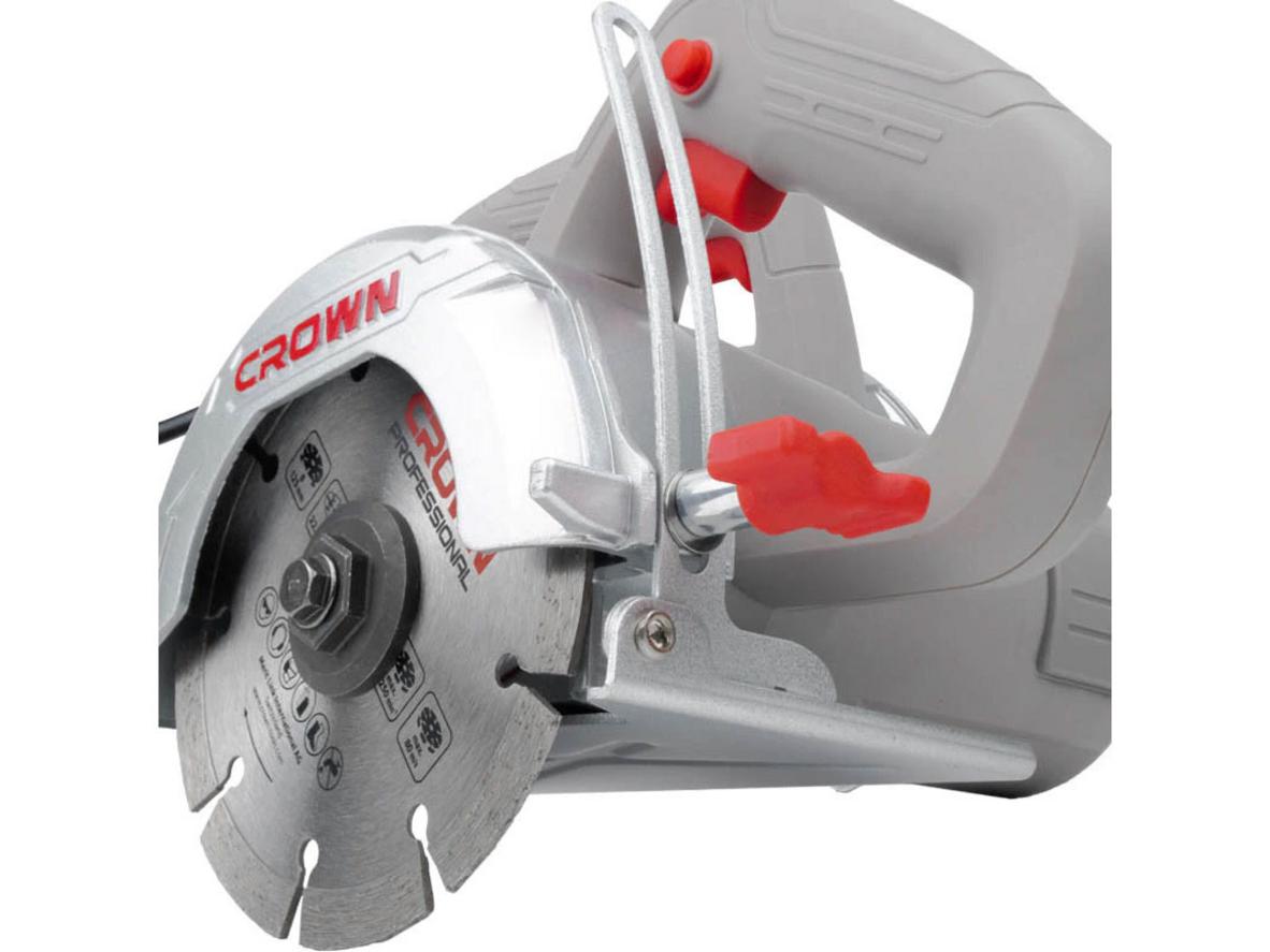 Người thợ cầm máy trên công trường