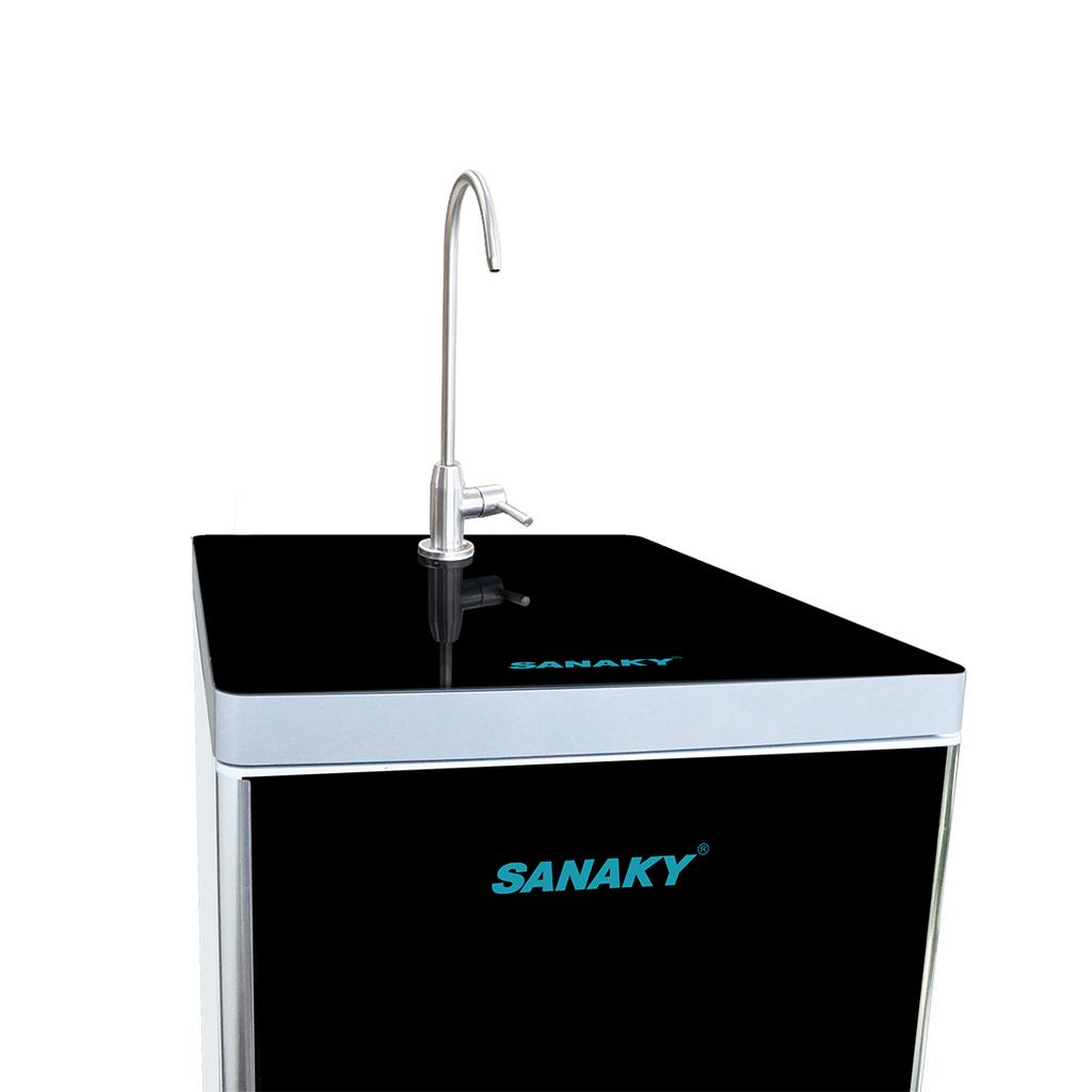 Thiết kế slim, cánh kính cường lực và 2 vòi tiện lợi cho không gian bếp hiện đại.