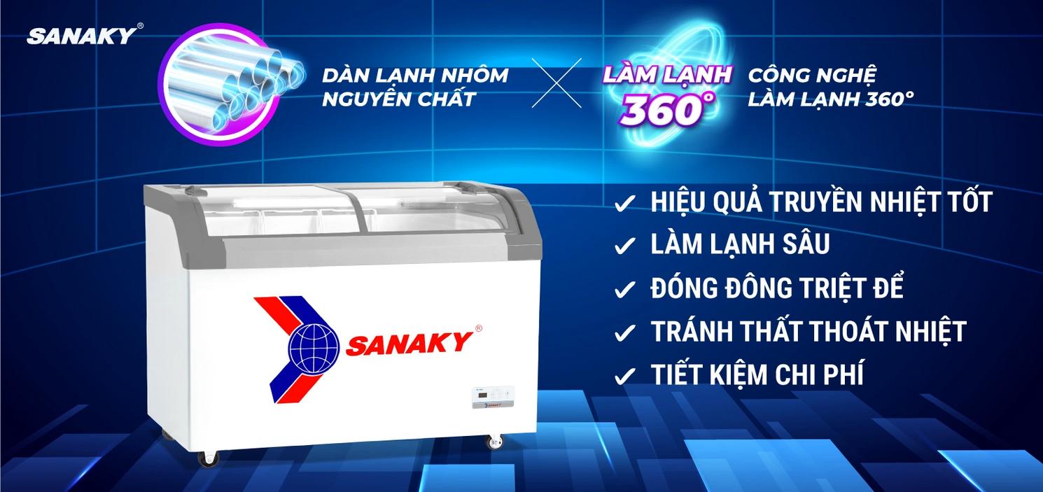 Mặt kính cong và hệ LED trưng bày sản phẩm rõ nét trong cửa hàng nhỏ (Ảnh minh họa: tủ đặt tại quầy tạp hóa với sản phẩm bên trong).