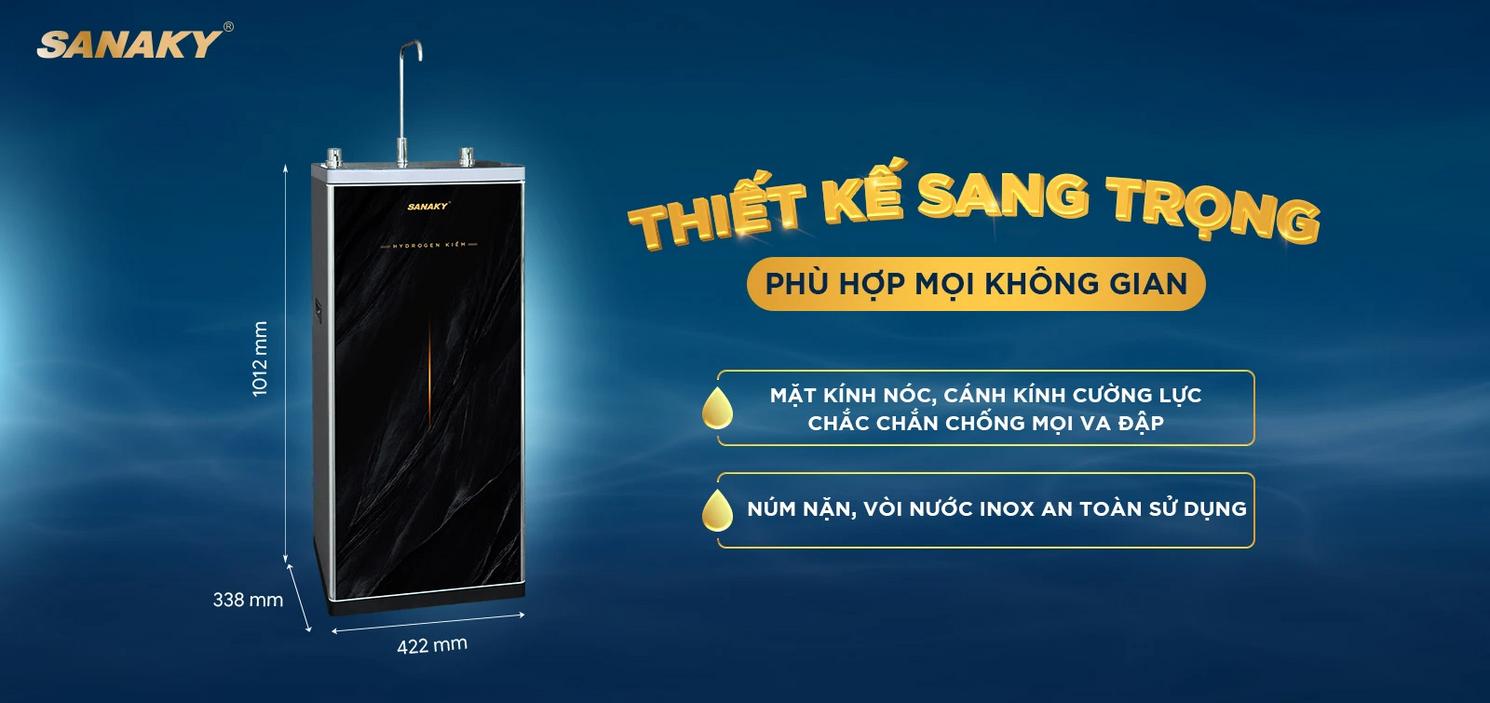 Ảnh thực tế tủ máy trong bếp gia đình, chụp góc nghiêng làm nổi bật kính cường lực.