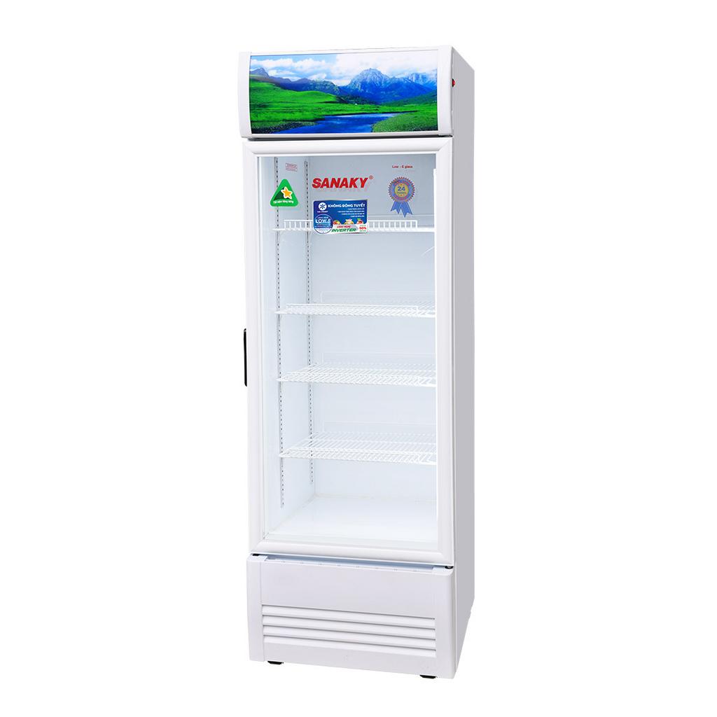 Kính Low‑E và đèn LED làm nổi bật đồ uống bên trong.