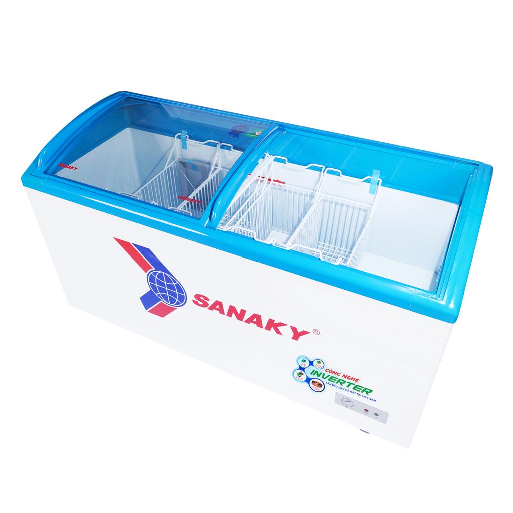 Mặt kính cong trưng bày rõ ràng.