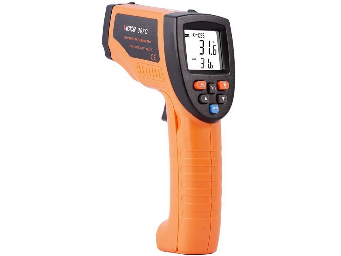 Victor 307C — góc chụp cầm tay, hiển thị đèn laser và màn hình rõ ràng.