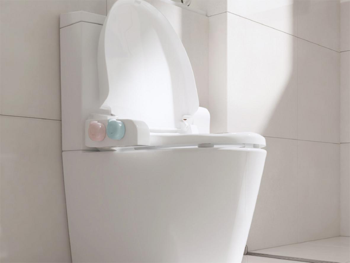 Vòi phun kép: 1 lỗ cho luồng mạnh, 5 lỗ cho tia nhẹ nhàng.