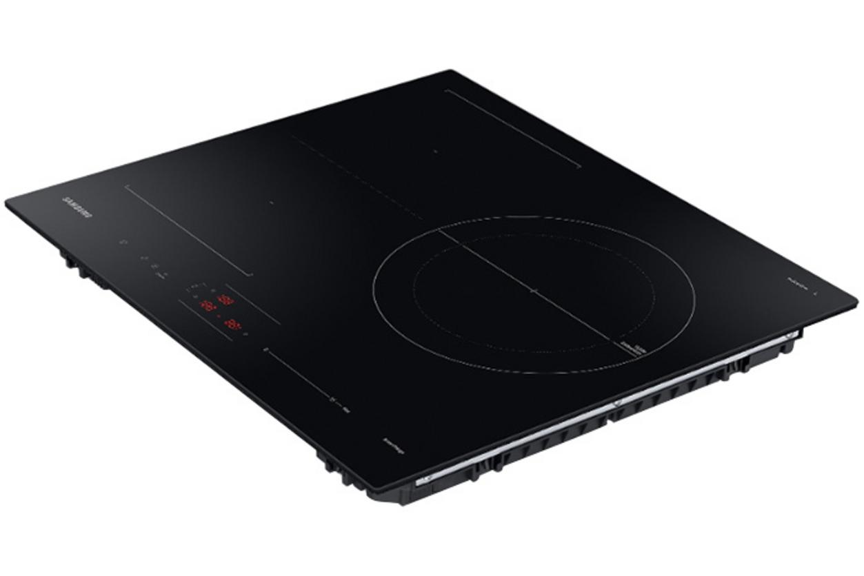 3 vùng nấu và Dual Flex Zone giúp nấu linh hoạt hơn.