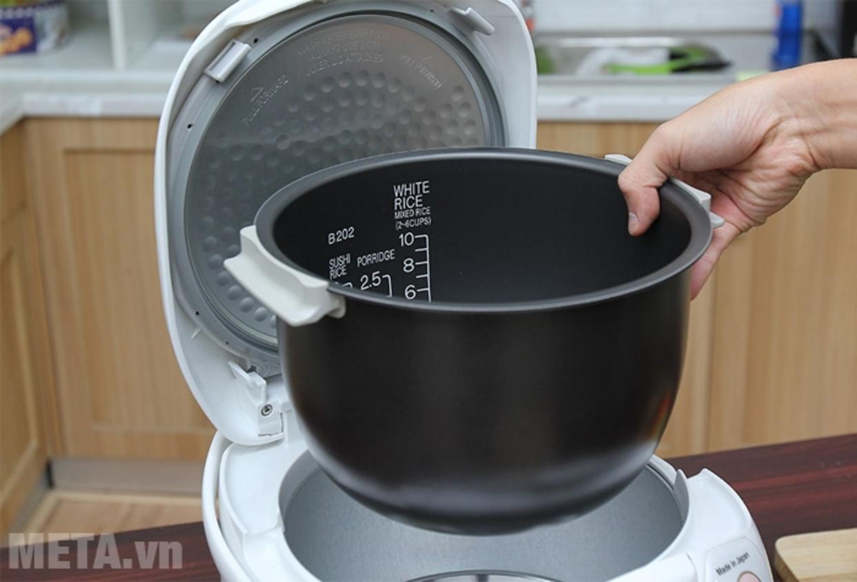 3 mâm nhiệt giúp nhiệt tỏa đều, giảm hiện tượng chỗ sống chỗ cháy.