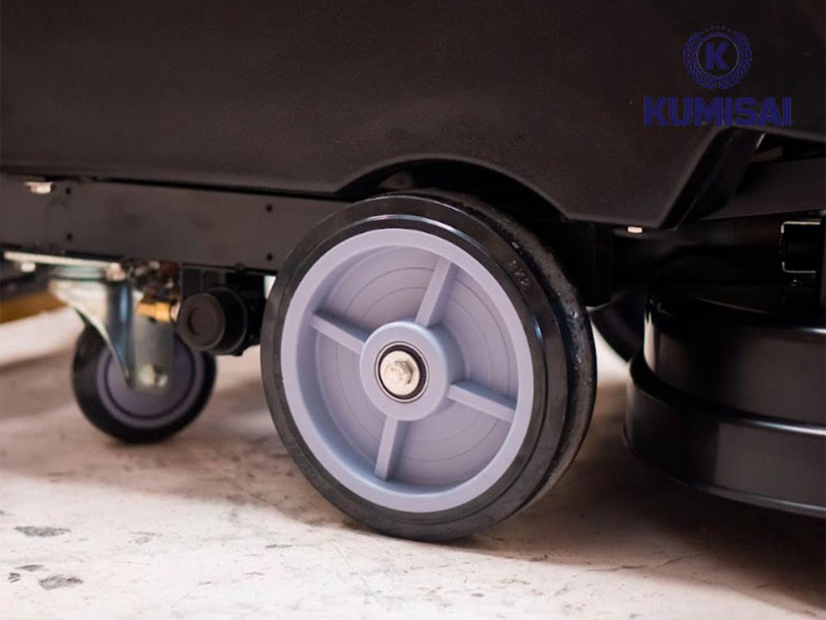 Ắc quy 24V của máy cho phép di chuyển linh hoạt trong không gian thương mại.