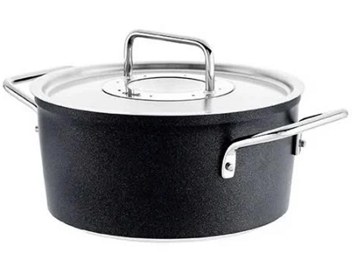 Cận cảnh lớp phủ Adamant — chống trầy và dễ chùi.