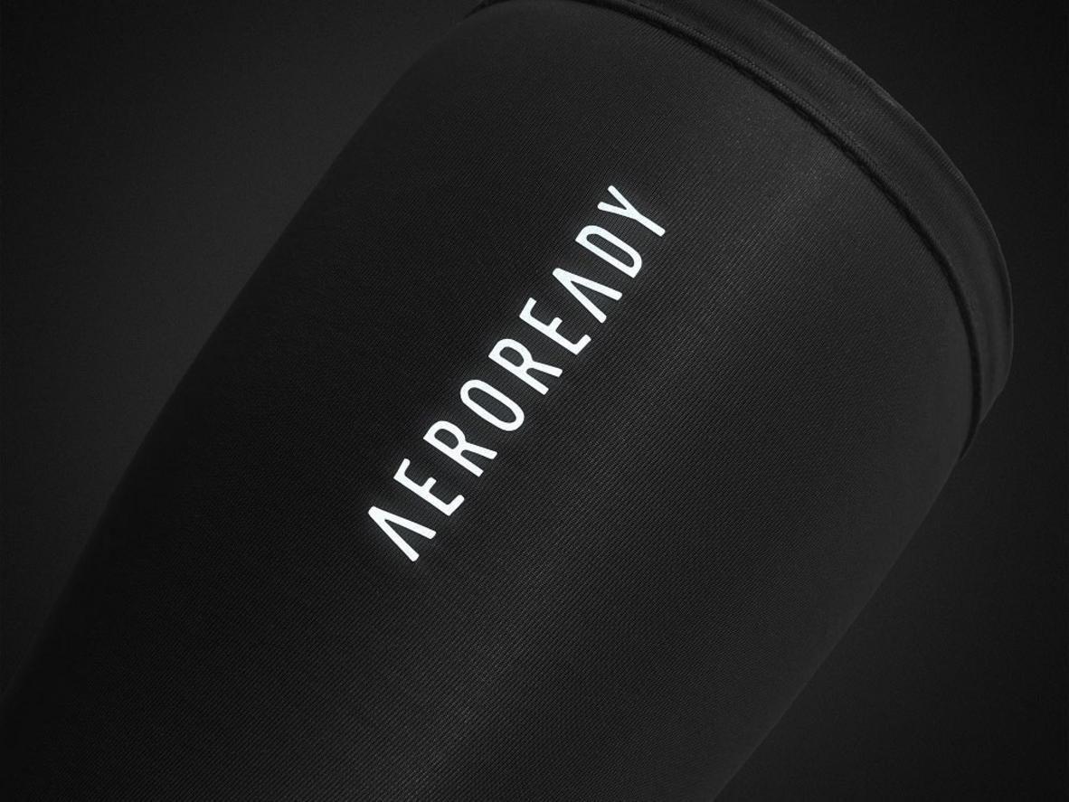 Vải Aeroready giúp hút ẩm nhanh, giữ khô thoáng