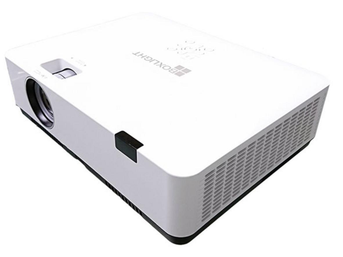 3LCD + 3.800 ANSI cho lớp học sáng rõ và màu sắc tự nhiên. — Ảnh minh họa projection trong lớp học hoặc phòng họp có đèn bật sáng, chú ý hiển thị chữ nét và màu trung thực.