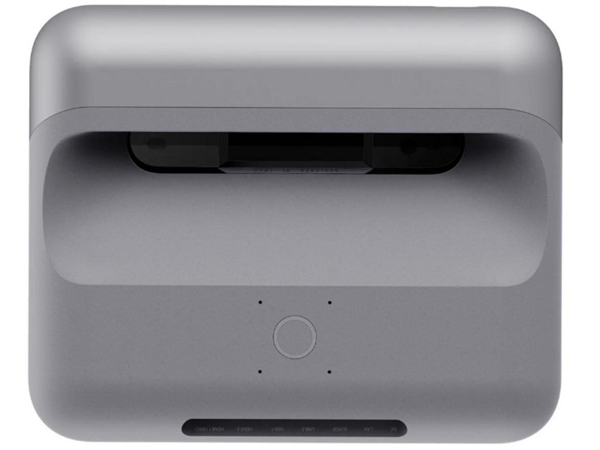 Hệ loa Dynaudio tích hợp trên JMGO O1 Pro — demo âm thanh trong phòng khách có người nghe; biểu đồ âm tần. ImagePrompt: "JMGO O1 Pro playing a movie with sound waves graphic; living room listeners enjoying rich audio."