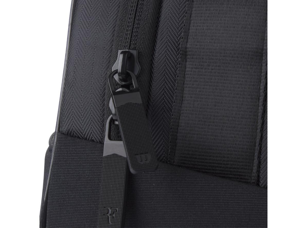 Ngăn giày riêng phía đáy — tách biệt đồ bẩn.