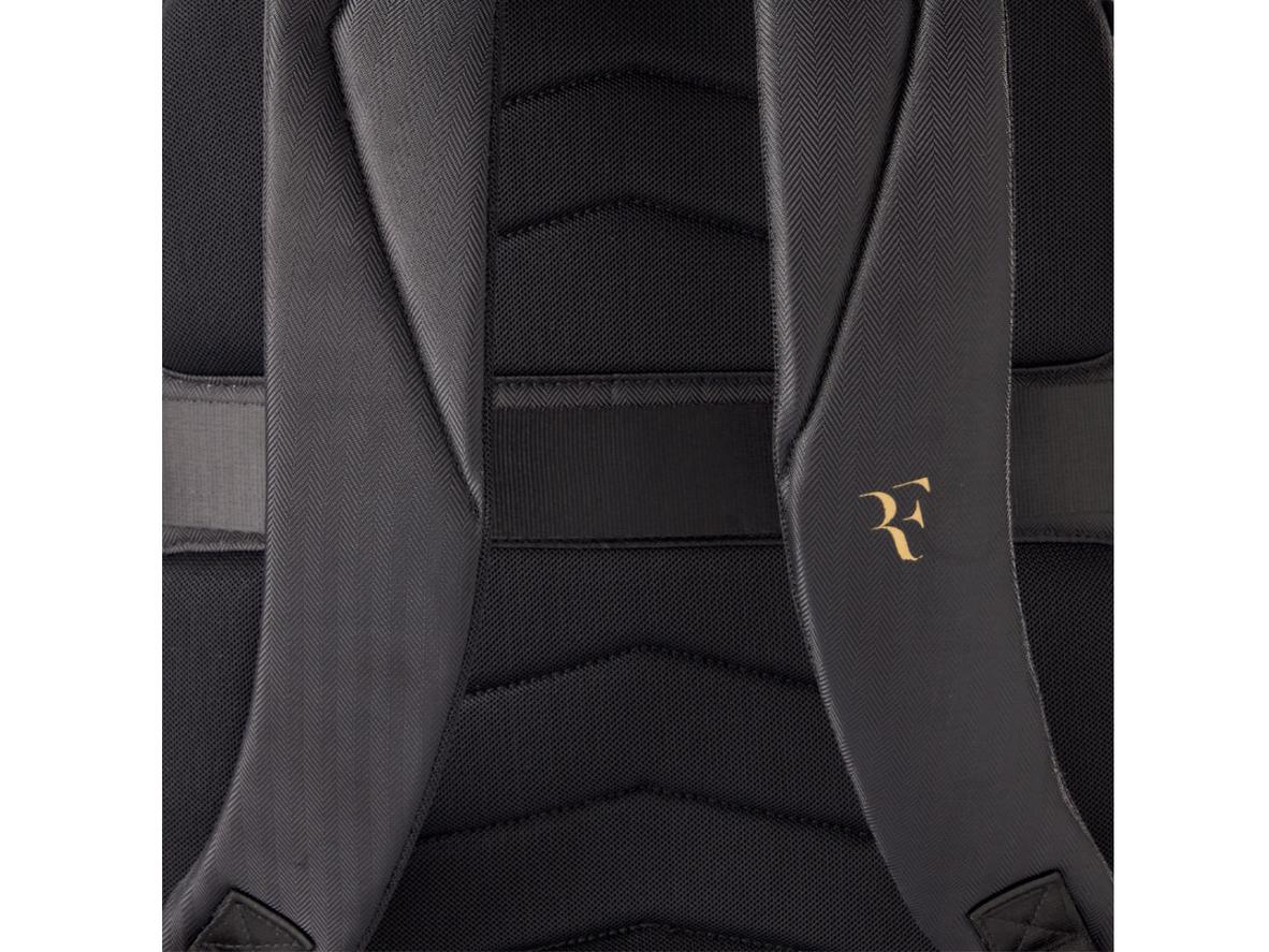 Túi lót lông cừu bảo vệ đồ giá trị và ngăn laptop đệm êm.