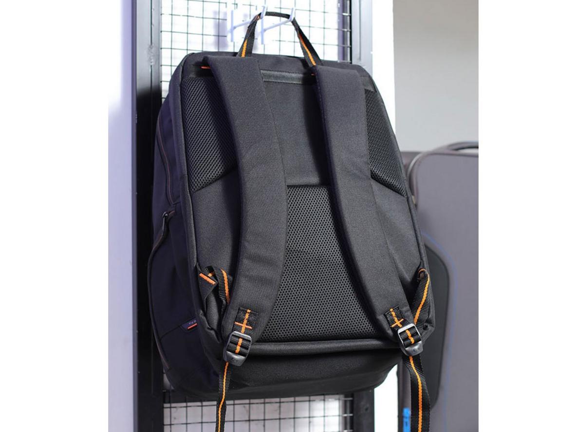 Chất liệu polyester cao cấp và chi tiết may