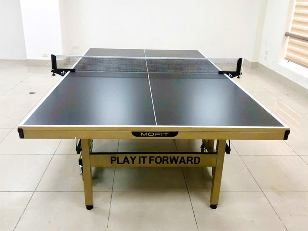 Bánh xe lớn và khóa giúp di chuyển & cố định