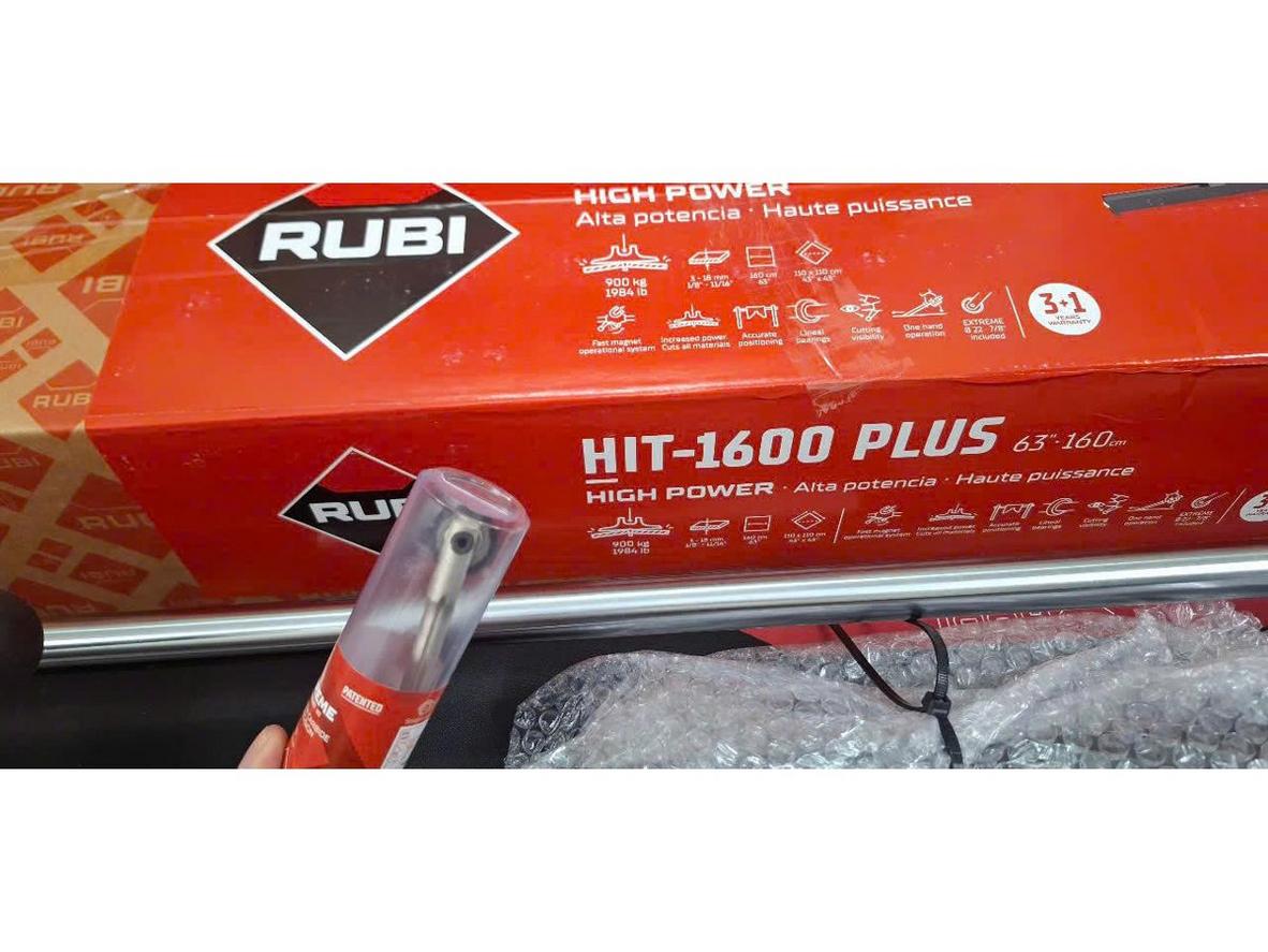 Chiều dài cắt 160 cm cho phép xử lý gạch khổ lớn.