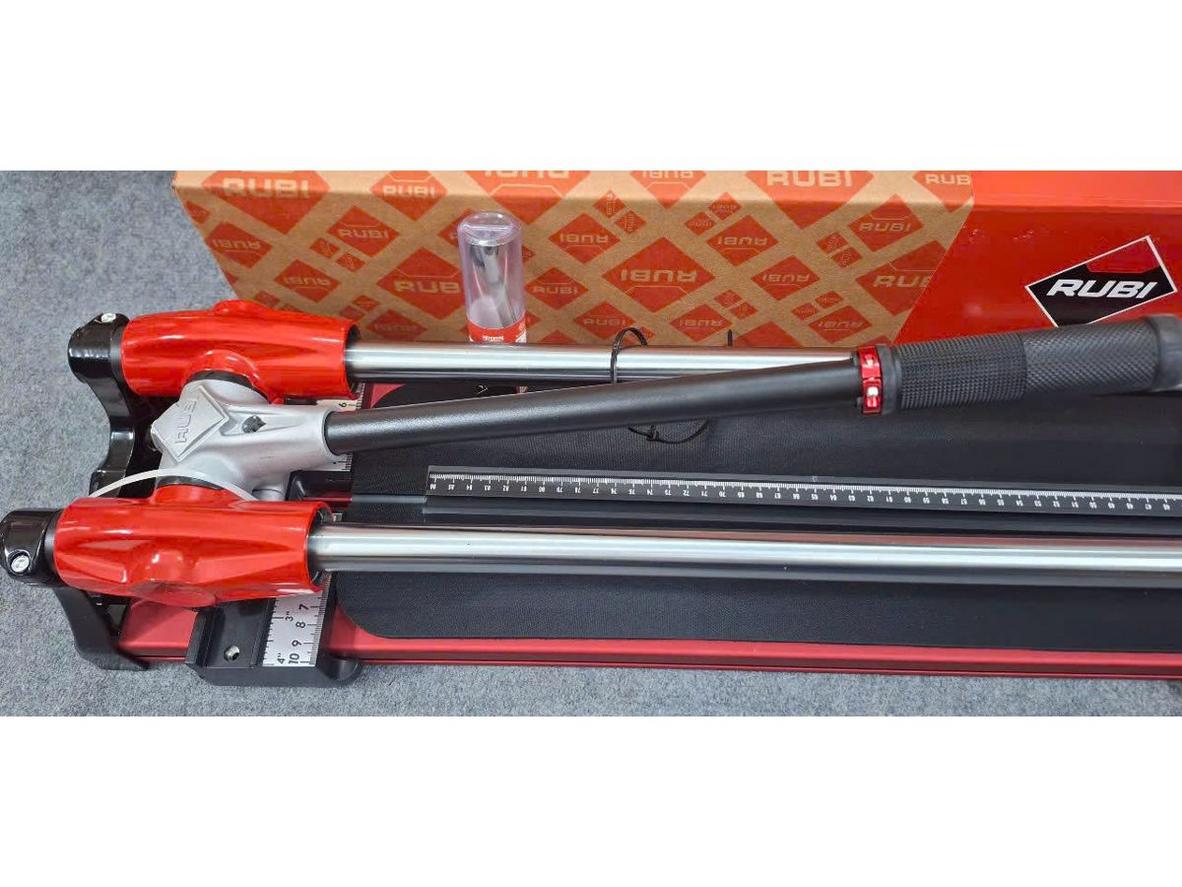 Lưỡi 22 mm và lực bẩy ~900 kg cho đường cắt sạch.