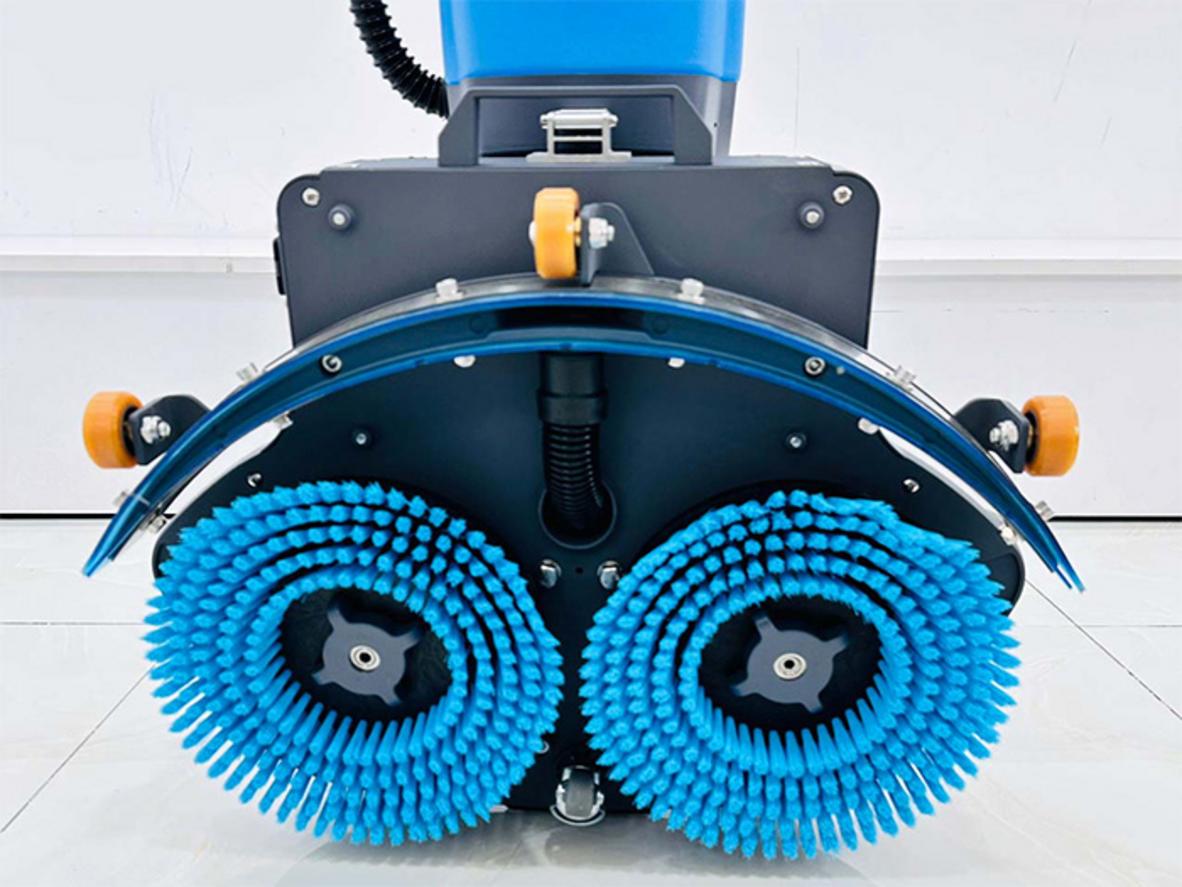 Bàn chải kép 9" của HiClean HC18 làm sạch hiệu quả.