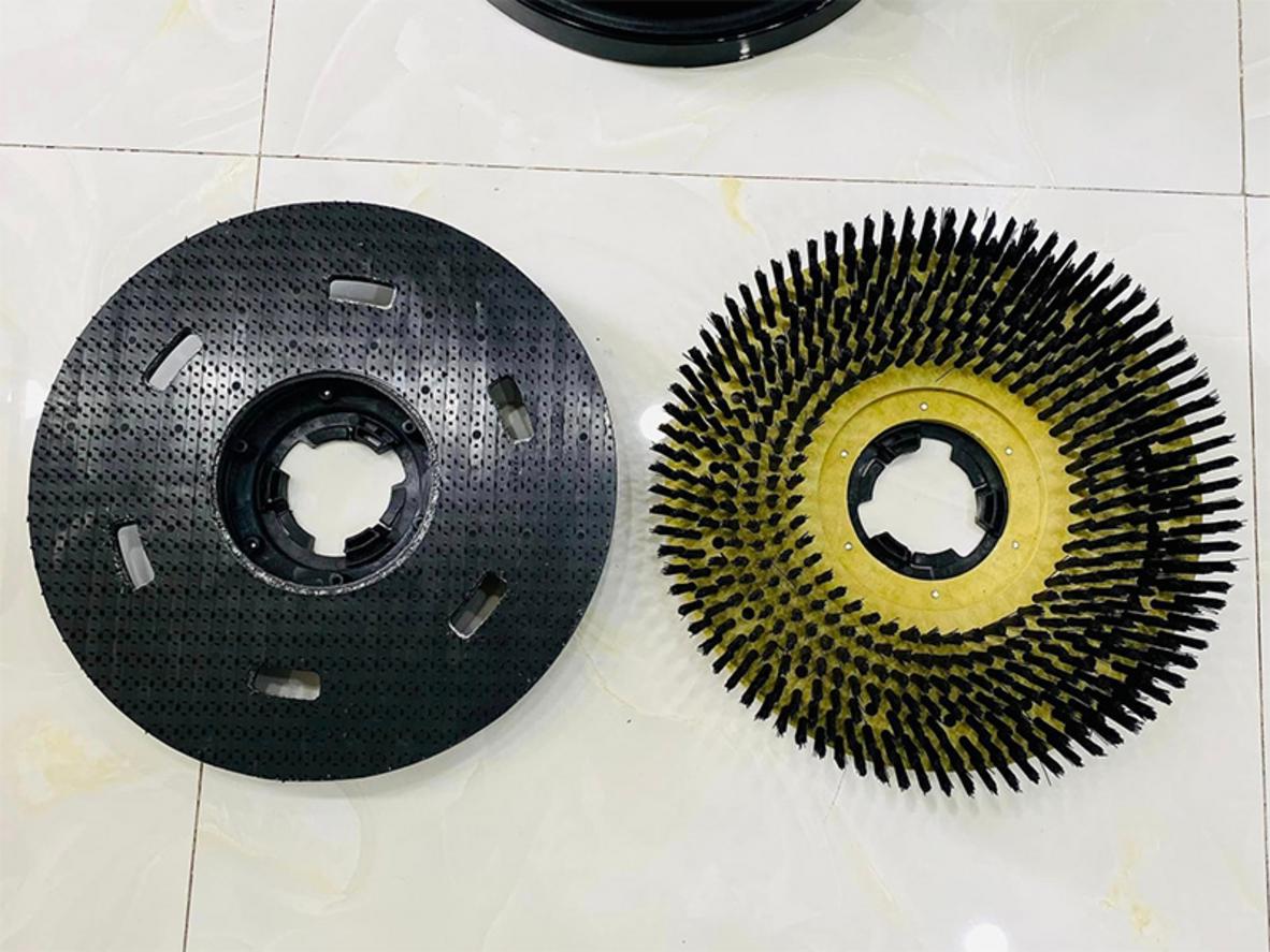 Bàn chải lớn cho hiệu suất chà cao và bề mặt sạch sáng.