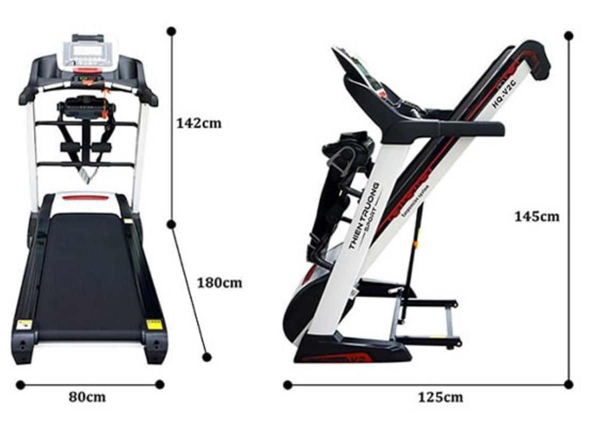 Bàn chạy rộng 1360 x 475 mm cho bước chạy thoải mái; ảnh minh hoạ đặt máy trong phòng khách nhỏ.