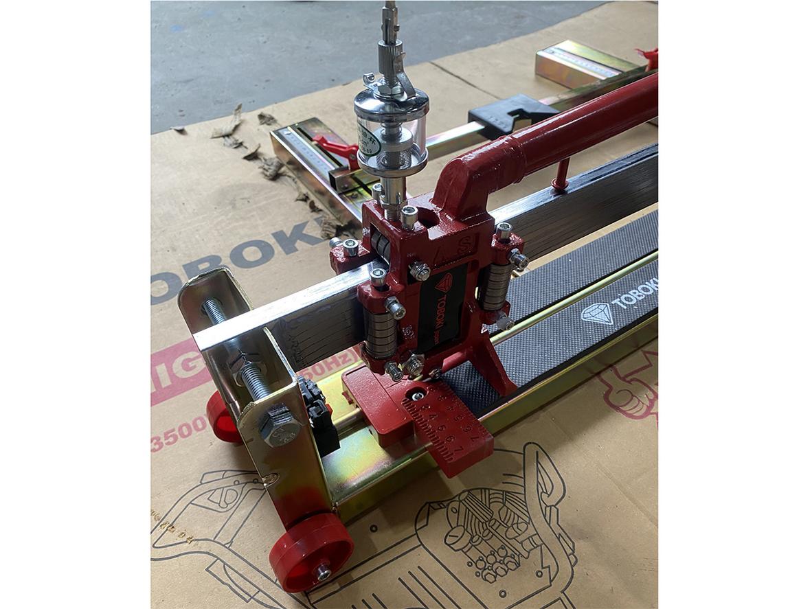 Bàn hợp kim nhôm — nhẹ, bền và dễ thao tác.