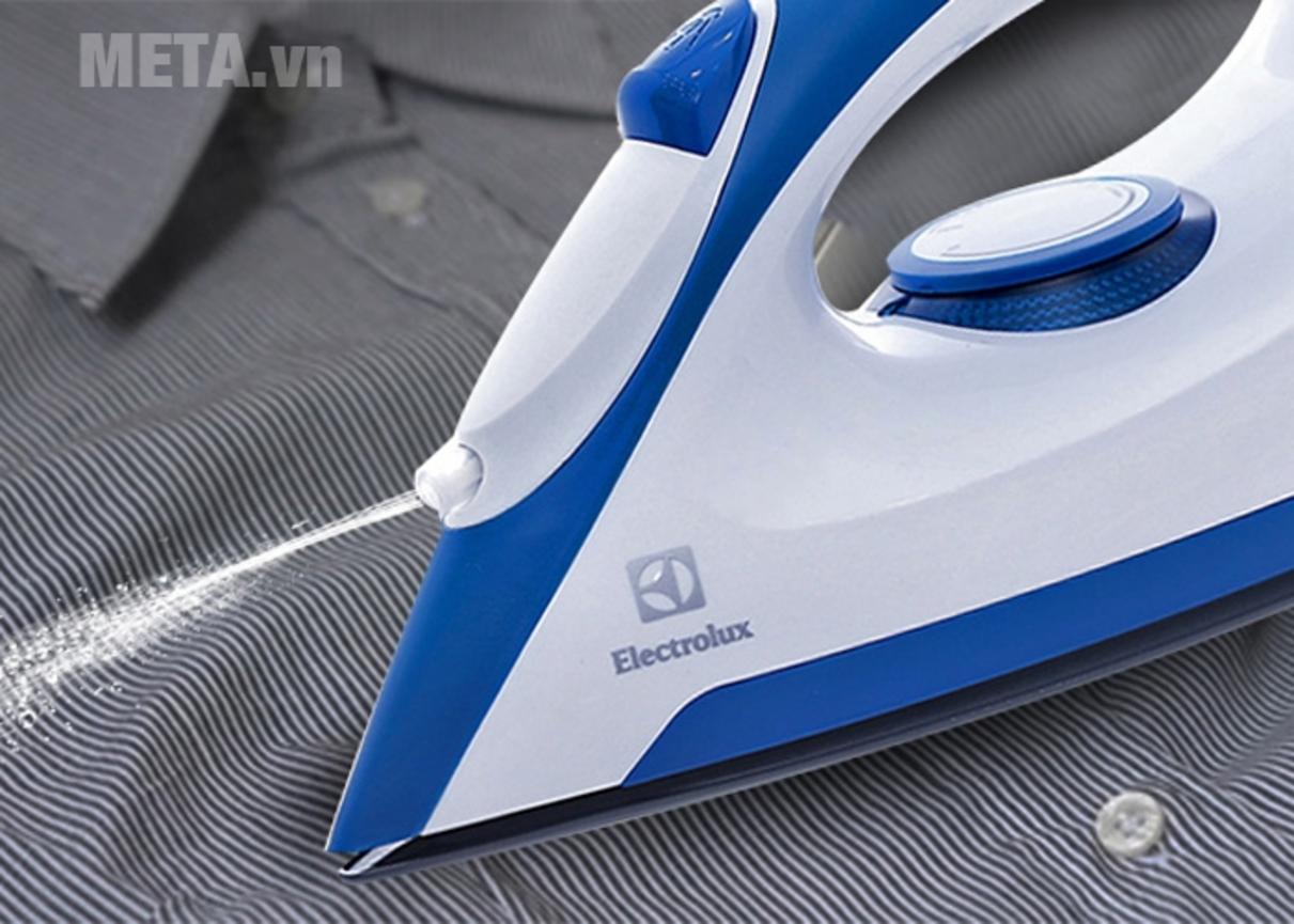 Công suất 1300W — ủi nhanh, tiết kiệm thời gian.