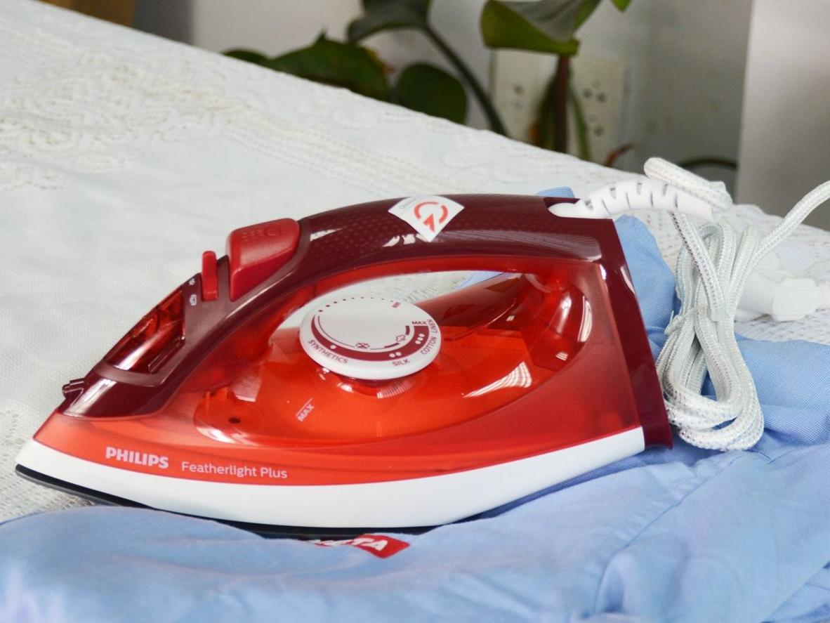Hơi phun liên tục 15 g/phút giúp ủi nhanh nếp nhăn.
