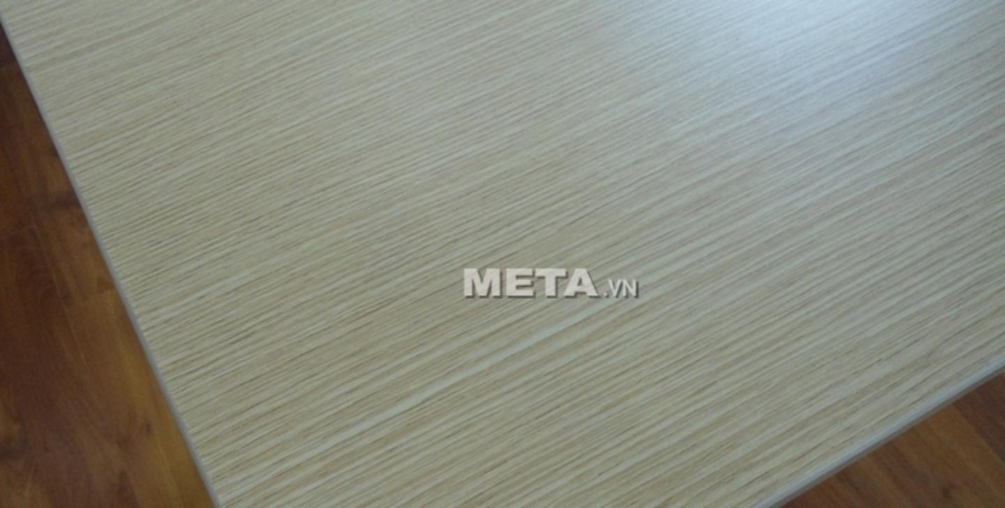 Cạnh bàn nẹp PVC 2mm, bảo vệ mép và tăng thẩm mỹ.