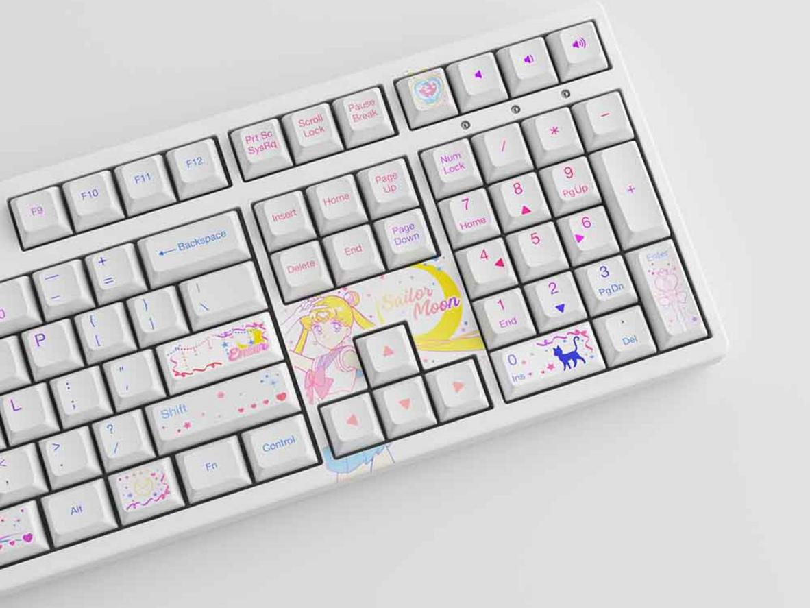 Keycap PBT Dye‑Sub với họa tiết Sailor Moon độc quyền.