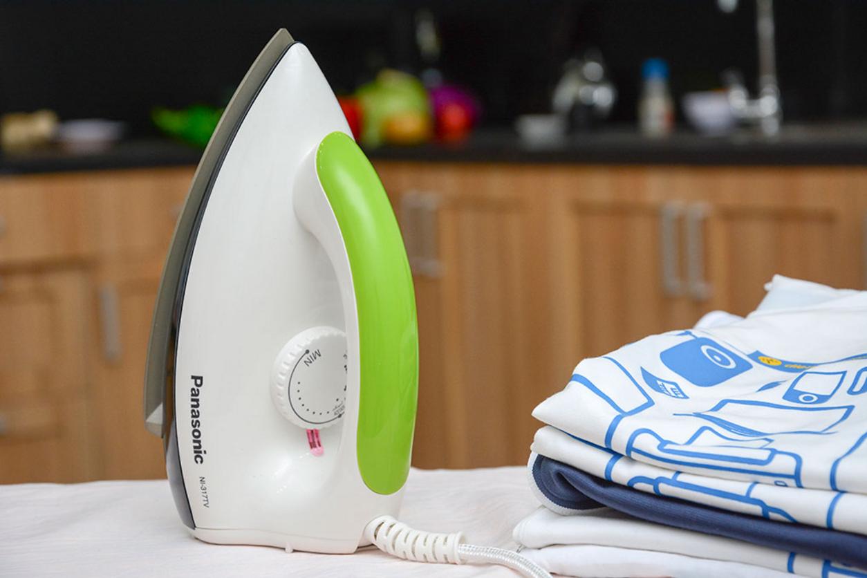 Công suất 1.000W — làm nóng nhanh, ủi nhanh