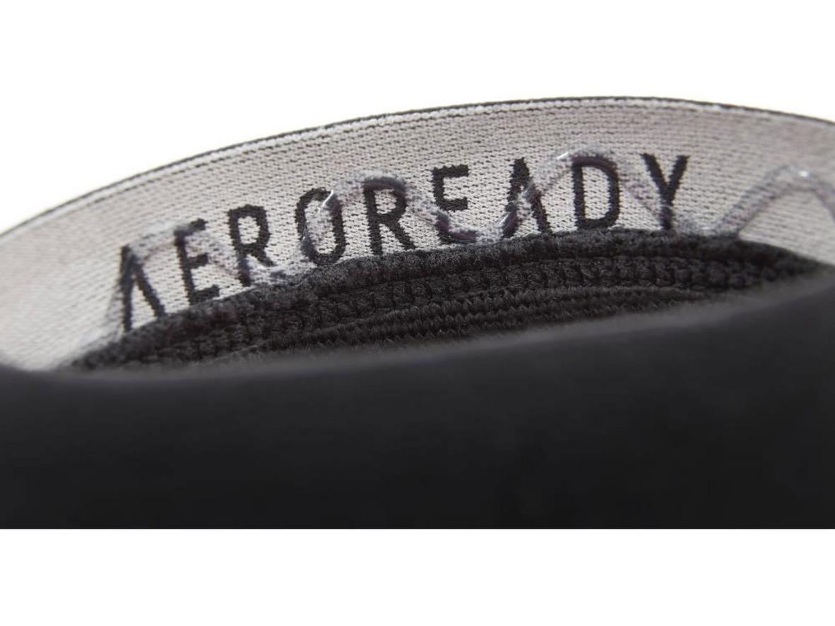 Lớp silicone giữ cố định băng ngay cả khi đổ mồ hôi