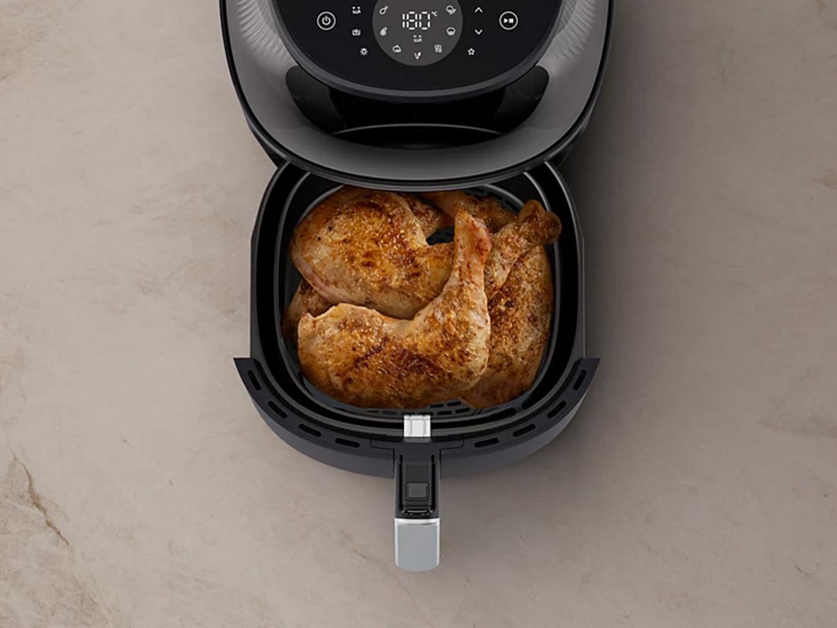 Bảng điều khiển LED và cửa sổ quan sát giúp nấu dễ dàng