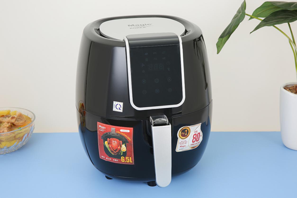 Bảng điều khiển cảm ứng + lòng nồi chống dính giúp thao tác nhanh và vệ sinh dễ dàng.