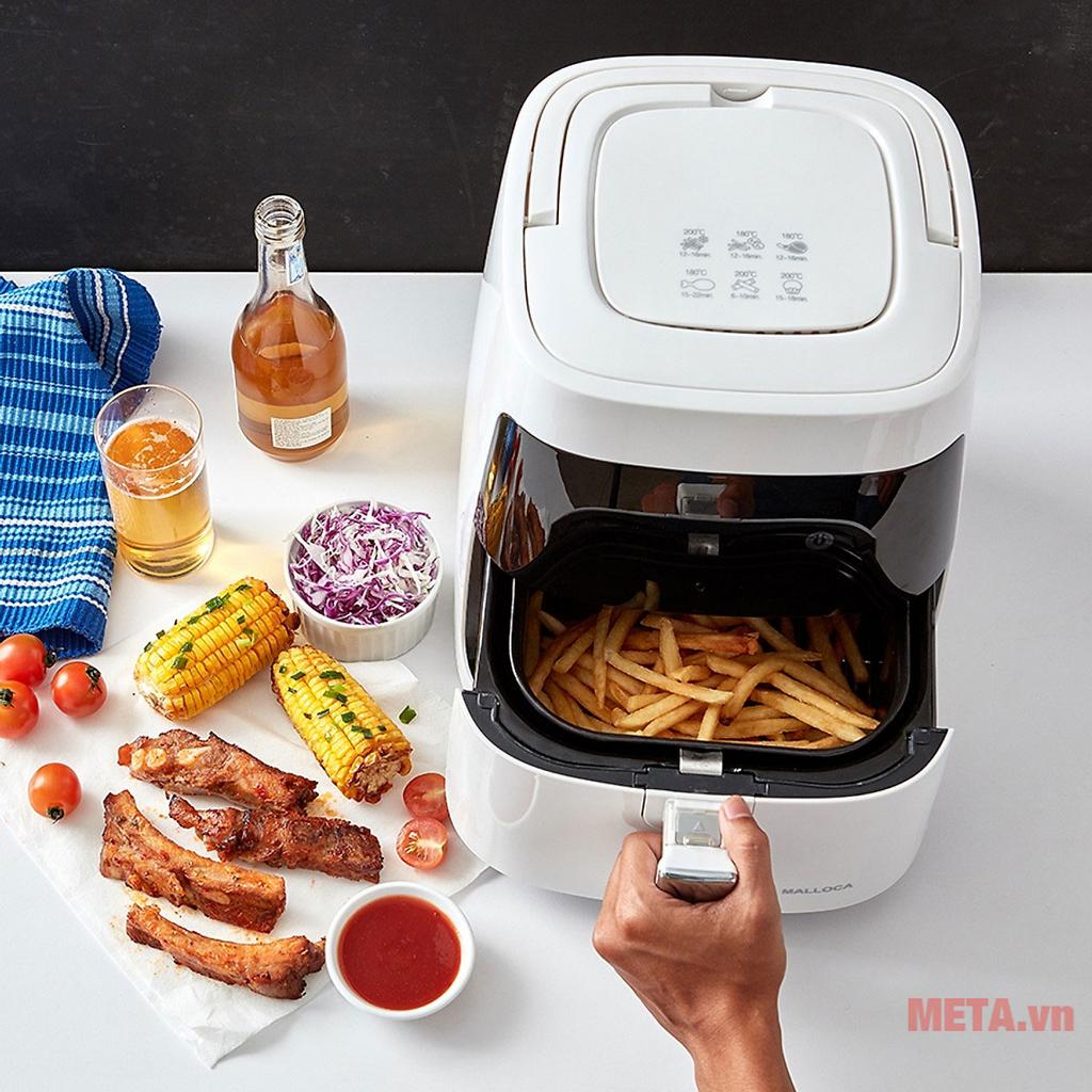 Bảng điều khiển cảm ứng và màn hình LED dễ thao tác.