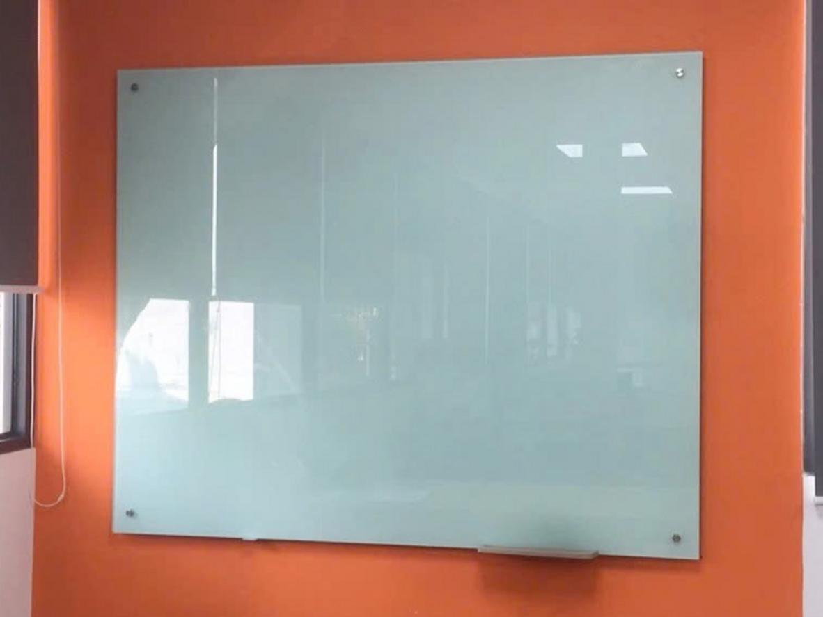 Bảng kính cường lực 8 ly Bavico kích thước 80x120cm