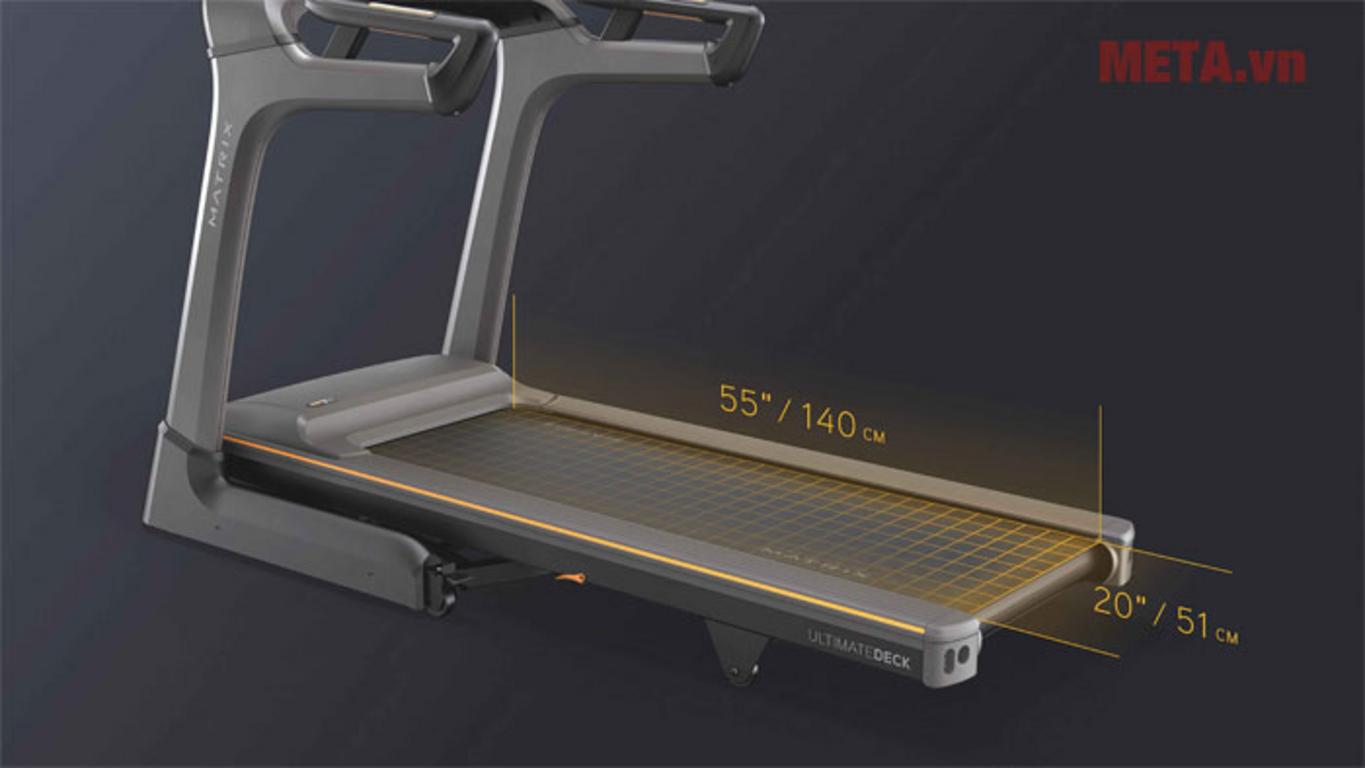 Bề mặt chạy rộng 140 x 51 cm và khung chịu lực lên đến 159 kg (ảnh minh họa). ImagePrompt: Side view of treadmill belt with ruler overlay showing width, and an inset showing folded dimensions.