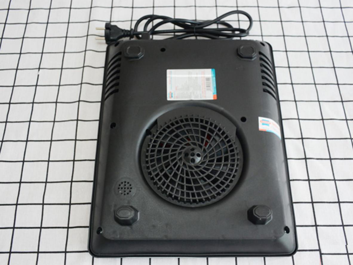 Mâm từ đồng và mặt kính bền chắc, dễ vệ sinh.