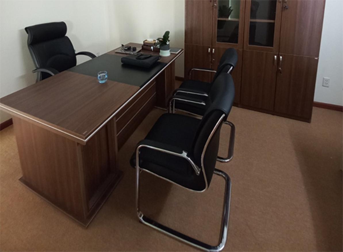 Kích thước rộng rãi và mặt bàn dày 63mm